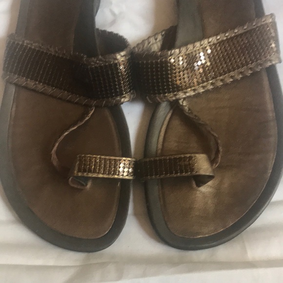 STUART WEITZMAN METALLIC THONG SANDALS - Picture 4 of 9